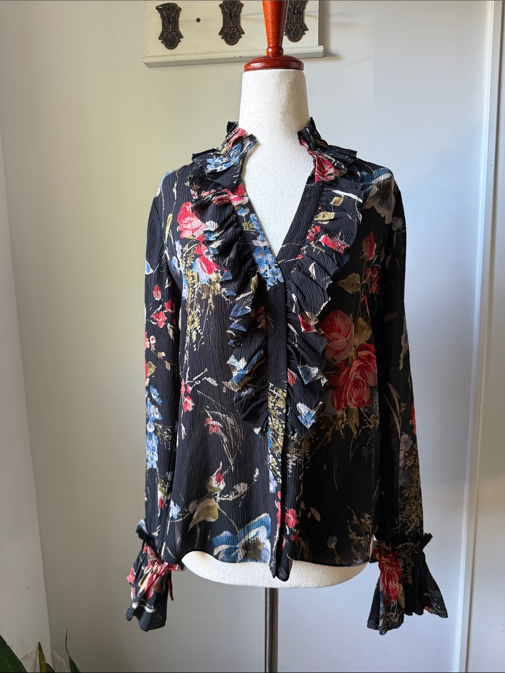 GO BY GO SILK Black Floral Ruffle V-Neck Blouse Women’s 100% Silk Button Up